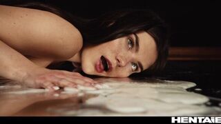 Хентай в реальной жизни - Девушка трахает другую себя в зеркало огромным двойным фаллоимитатором порно